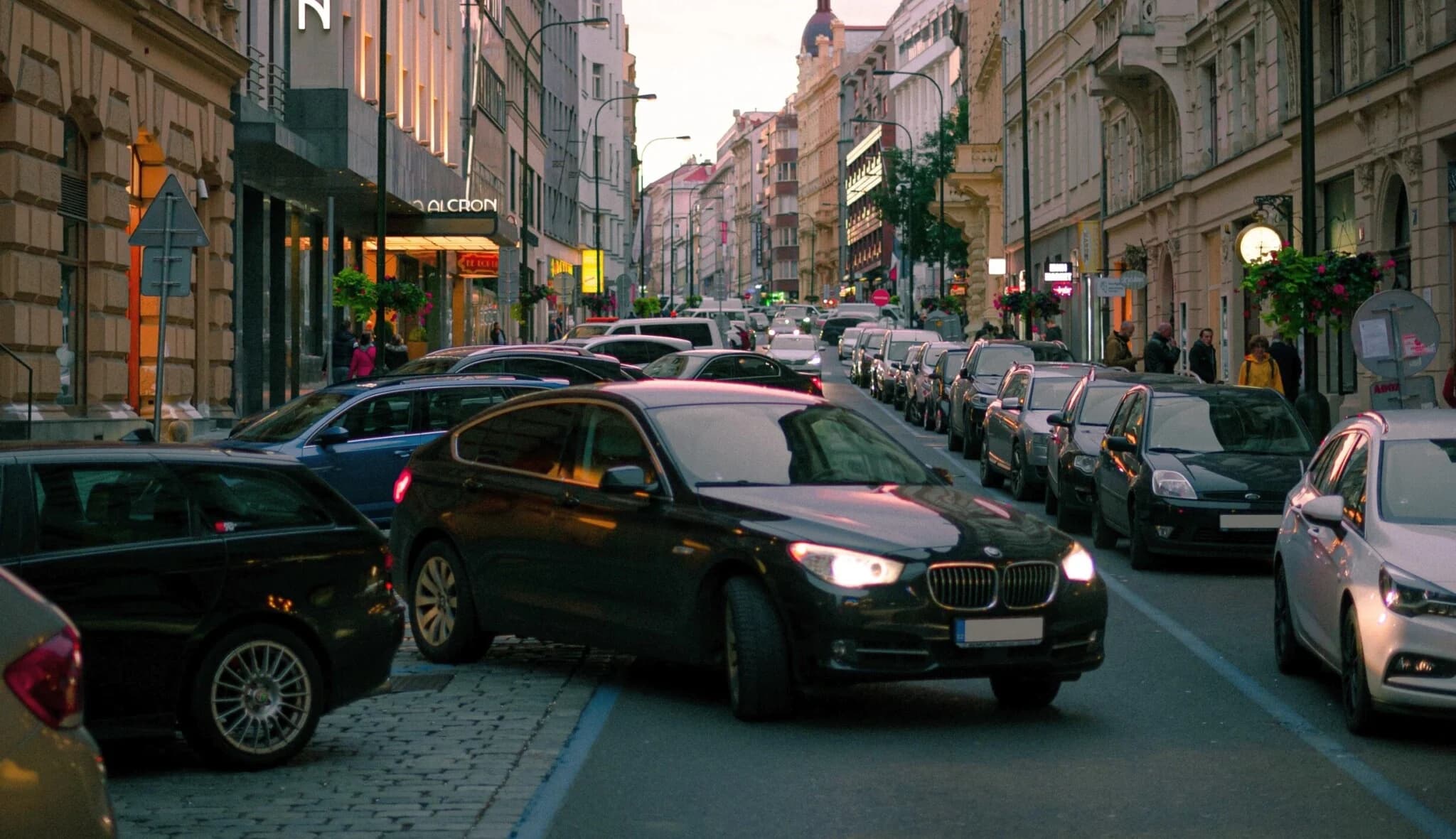 В Праге хотят ввести сбор за установку и снятие блокиратора у неправильно припаркованных автомобилей