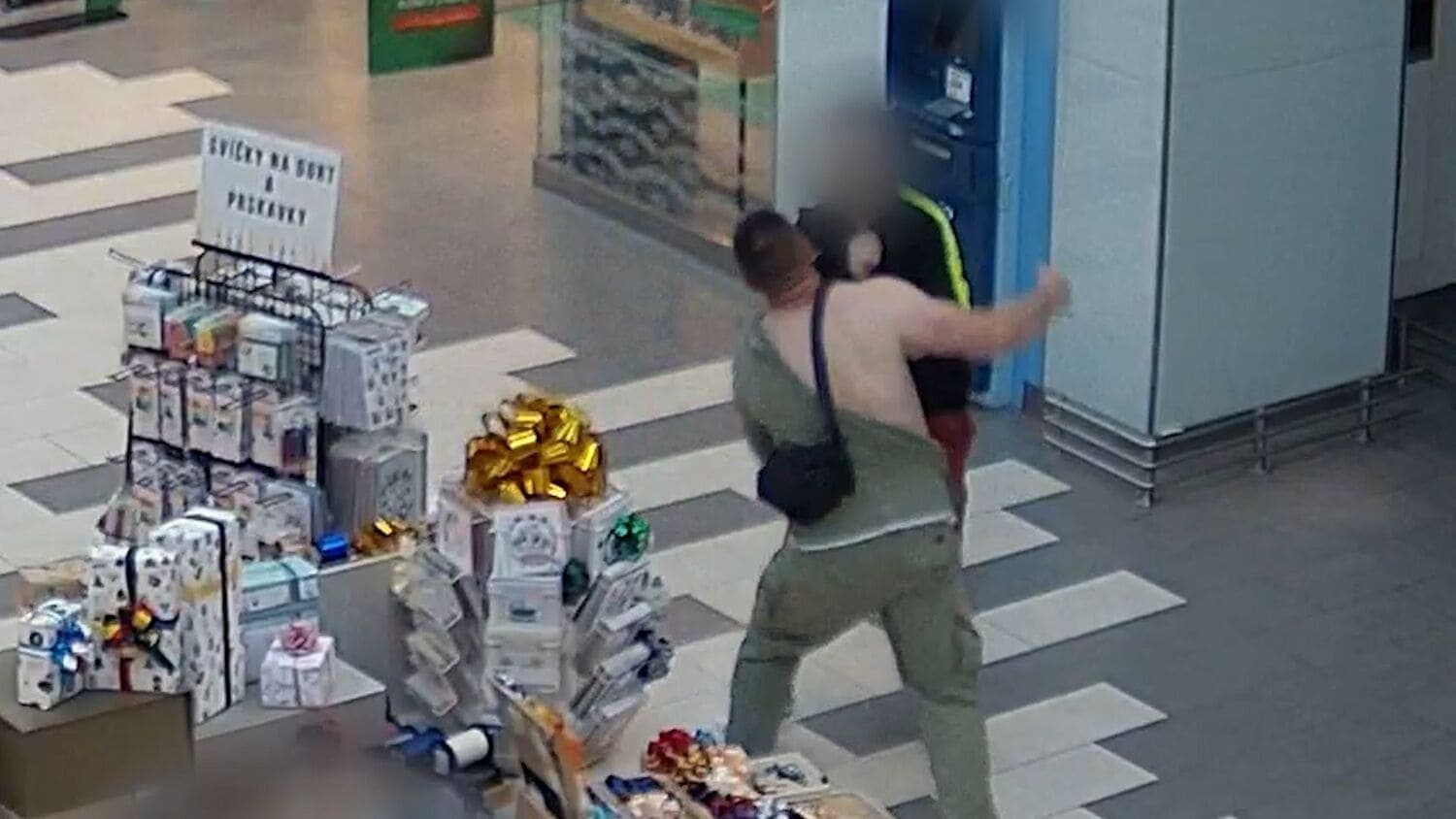 Видео: в Праге мужчина украл вещи в магазине, а при попытке сбежать напал на сотрудника