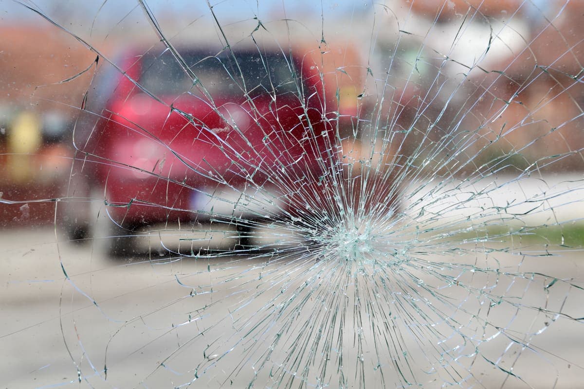 В Карловых Варах пьяный мужчина за несколько минут разбил стекла четырнадцати припаркованных автомобилей