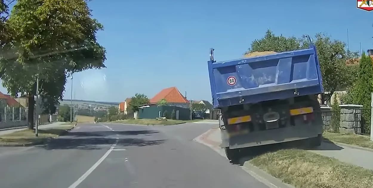 Видео: в Чехии водитель грузовика потерял сознание от укуса насекомого и въехал во двор загородного дома