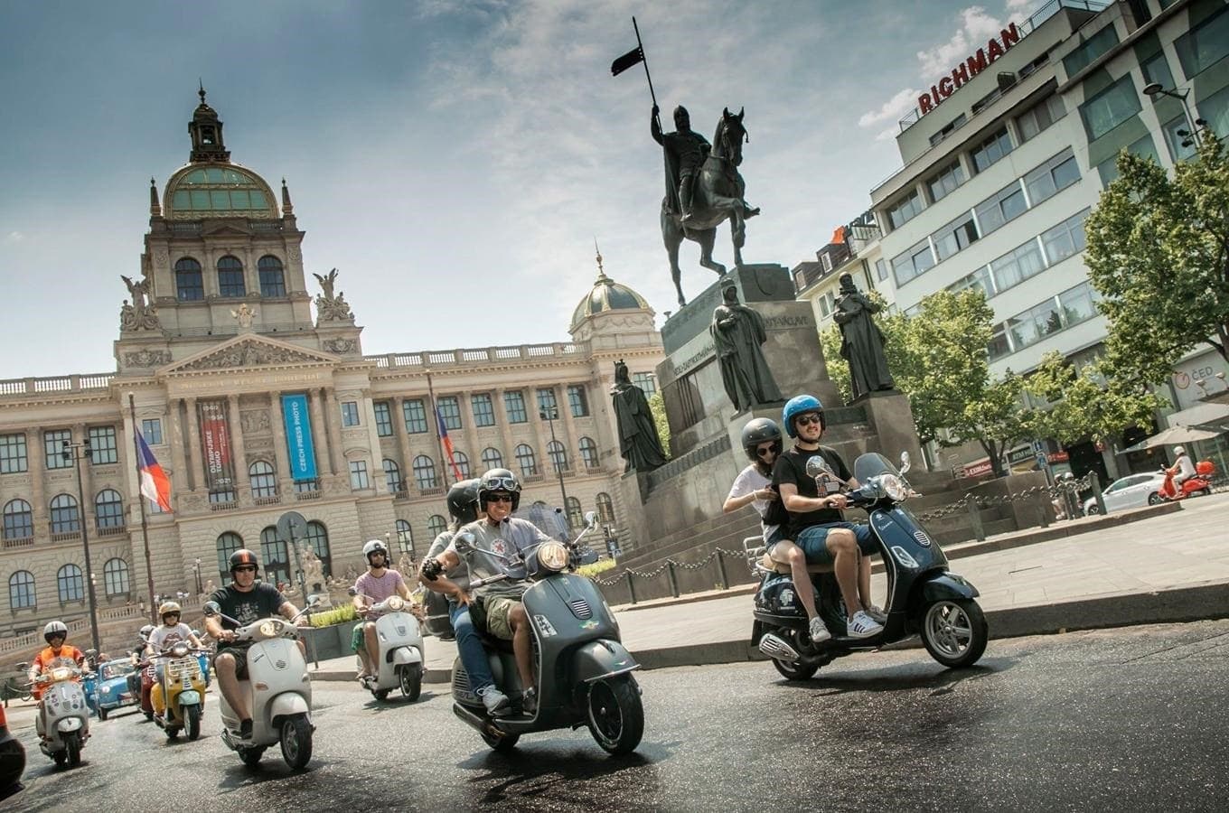 В субботу по улицам Праги проедут скутеры