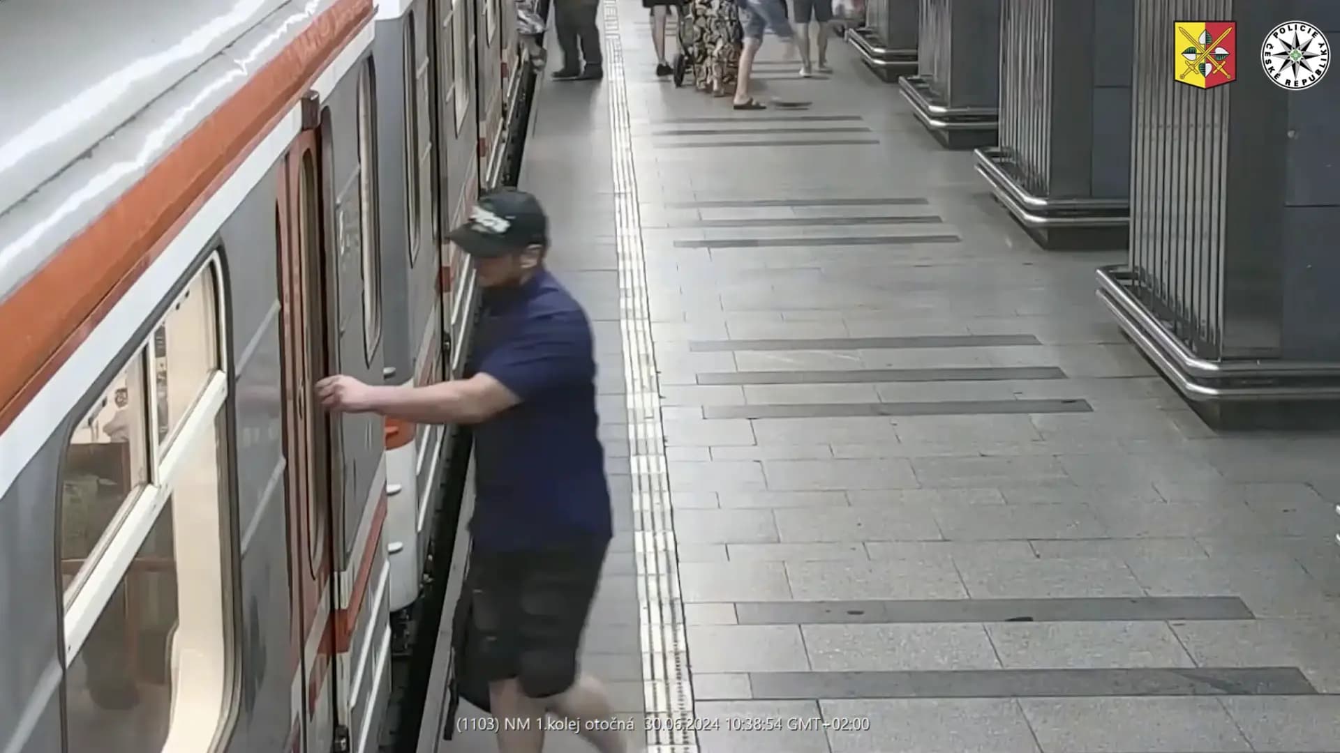В пражском метро мужчина сел напротив девушки и начал заниматься самоудовлетворением