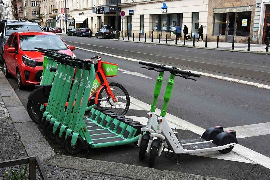 В Праге в ходе проверок водителей велосипедов и самокатов было выявлено более 700 правонарушений
