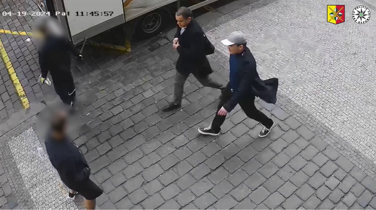 Кофе за 60 000 крон. В Праге двое мужчин обокрали посетителя кафе (видео)