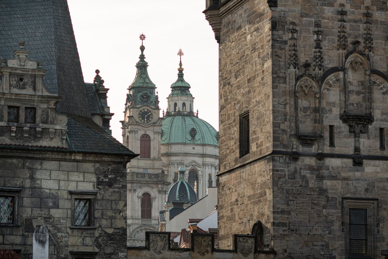 Чехия попала в рейтинг "Самых стрессовых туристических ловушек в мире" в 2024 году