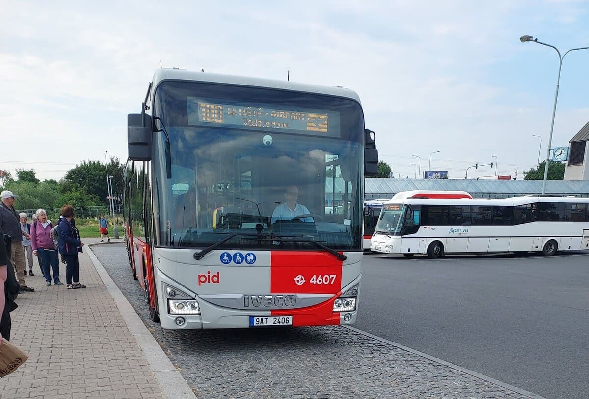 В Праге раскритиковали новые автобусы на линии 100, которые ездят в аэропорт