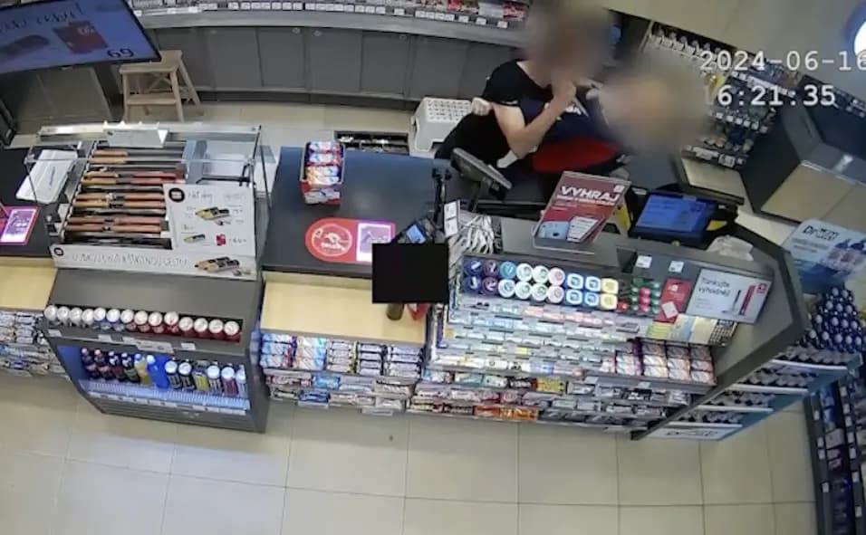 Видео: в Брно мужчина с ножом ограбил заправку