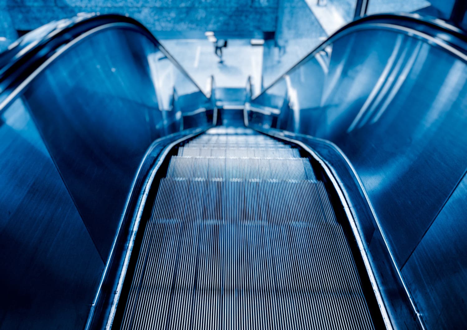 Видео: в пражском метро мужчина сбил с ног пожилую женщину на эскалаторе и скрылся