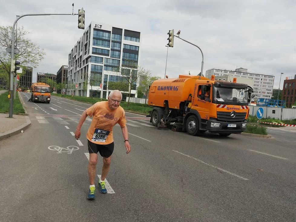 Настоящий герой пражского марафона 2023 — 76-летний Йозеф Костка