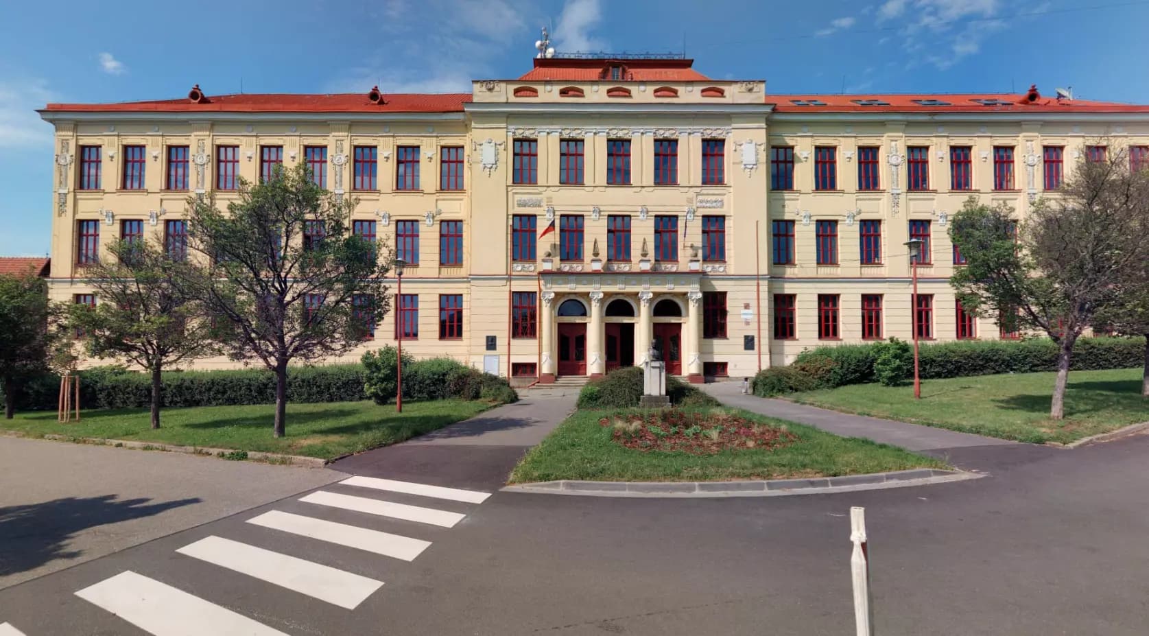 В Чехии ученик гимназии в Босковице выпрыгнул из окна