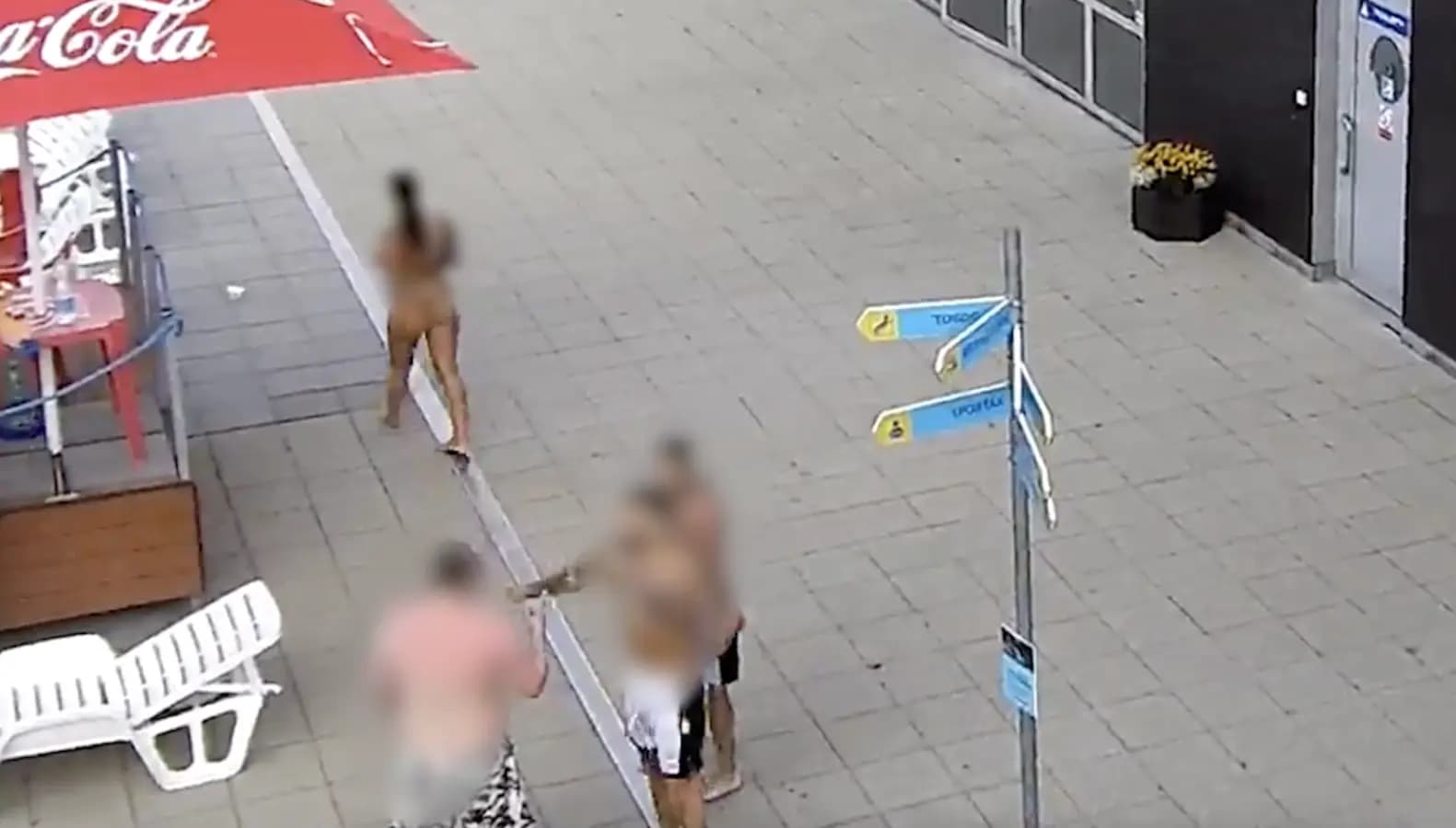Видео: в общественном бассейне в Праге трое агрессоров избили мужчину, который заступился за девушку