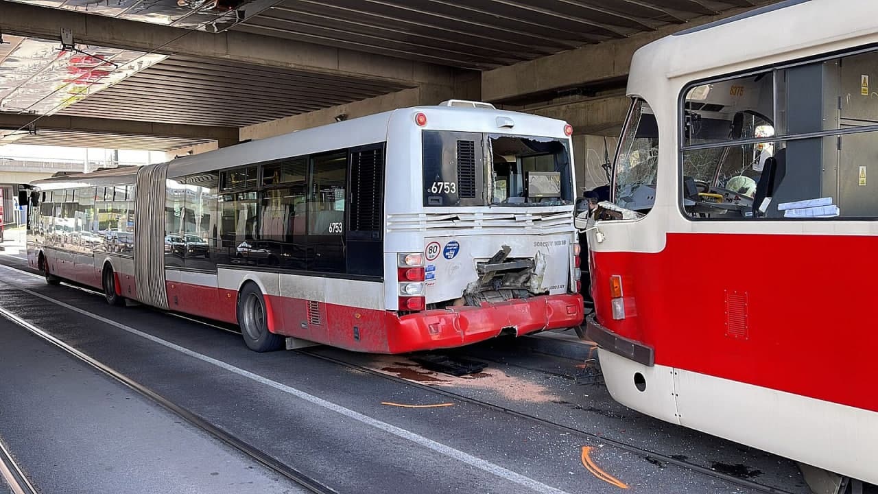 В Праге на остановке Nádraží Zahradní město столкнулись трамвай и автобус.