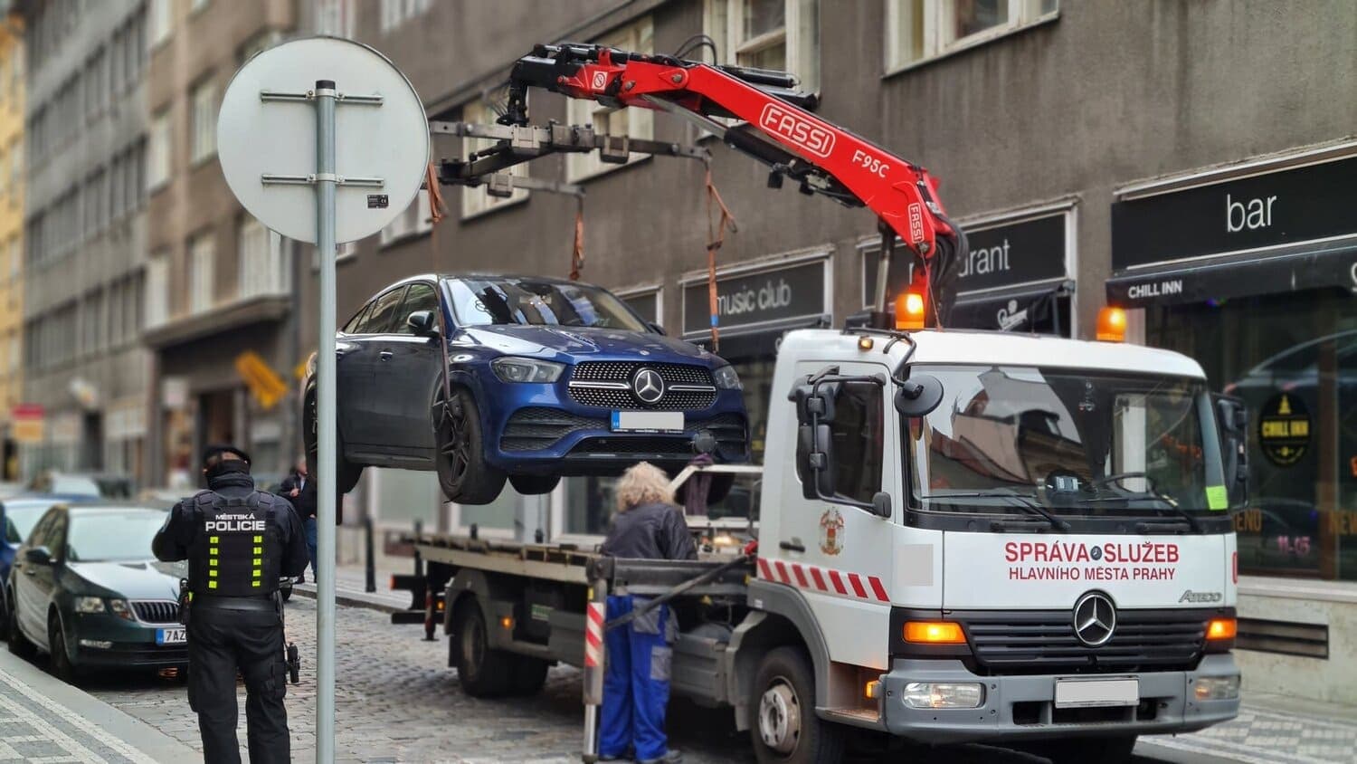 В Праге увеличится стоимость принудительной эвакуации автомобиля