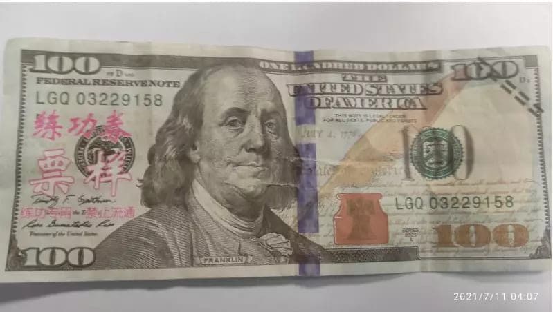 В Чехии парень обменял стодолларовые купюры с розовыми иероглифами на настоящие деньги