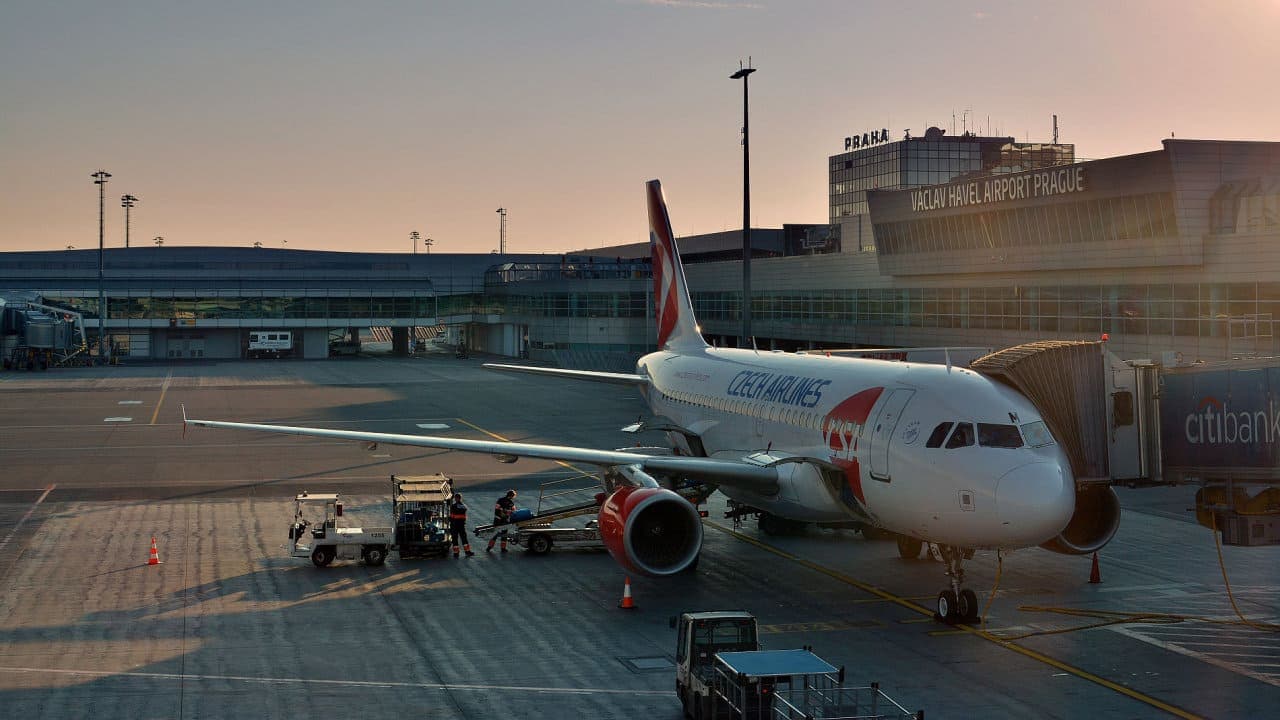 Полиция задержала 140 чехов в аэропорту Праги, их тесты предположительно оказались недействительными