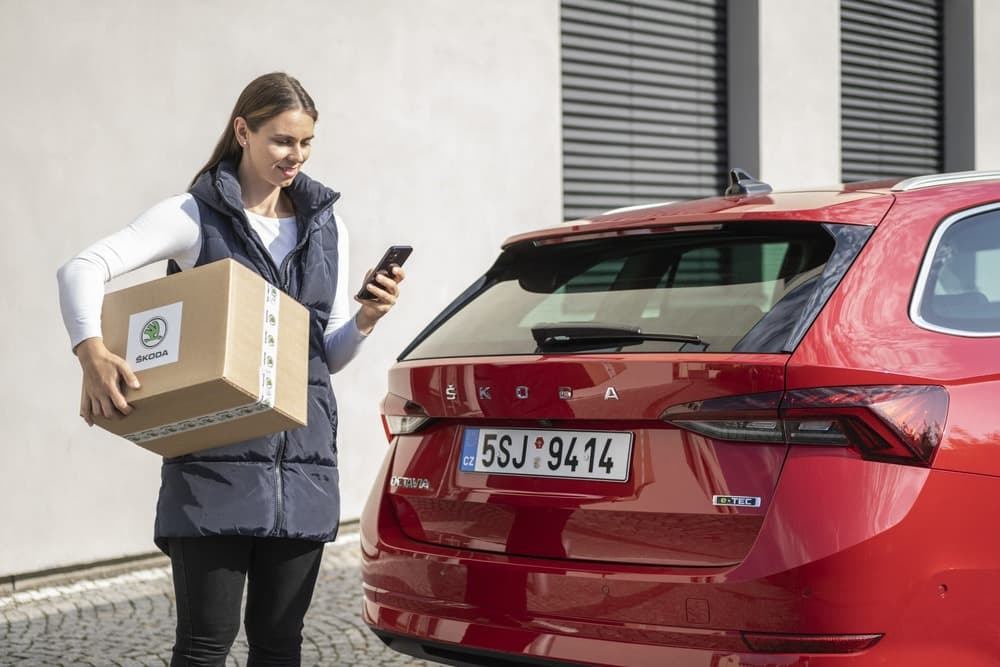 Посылка из интернет-магазина прямо в багажник автомобиля. Škoda позволит курьерам открывать машины клиентов