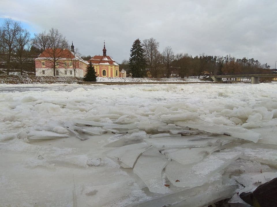 Из-за обледенения повысился риск наводнения