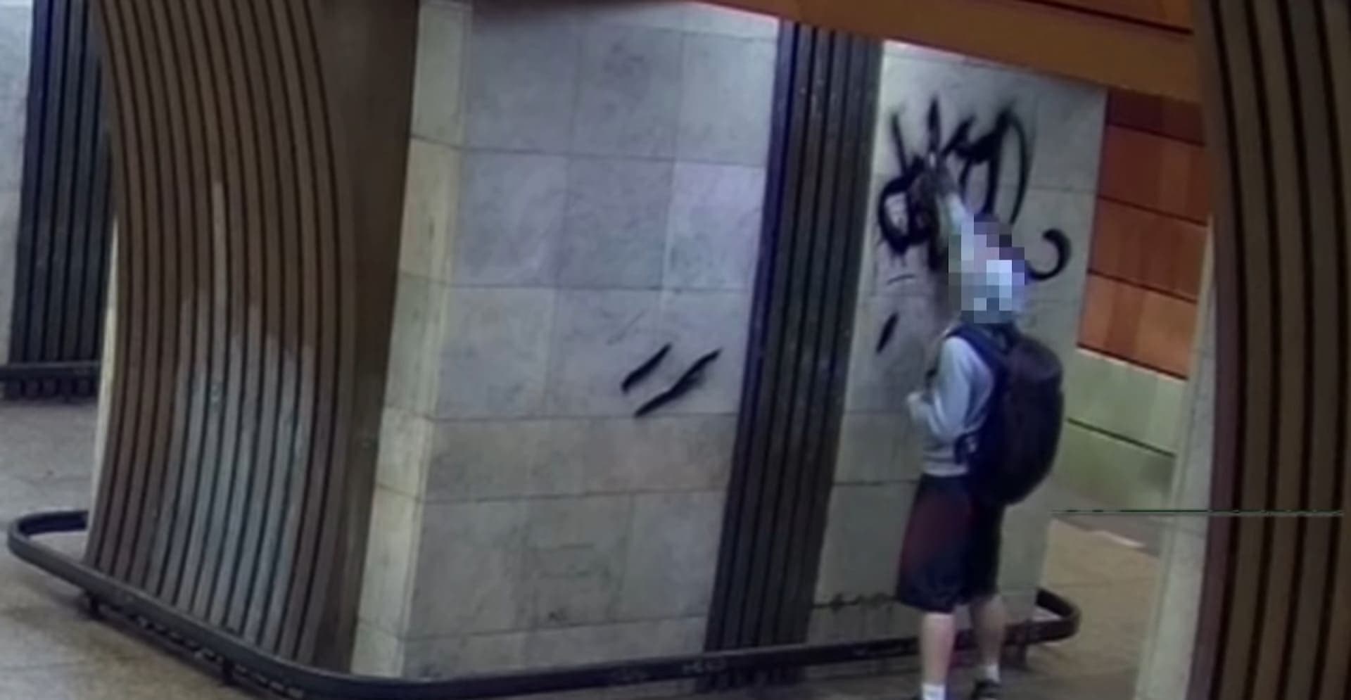 Полиция Праги поймала очередного вандала, который рисовал граффити прямо в метро. Видео