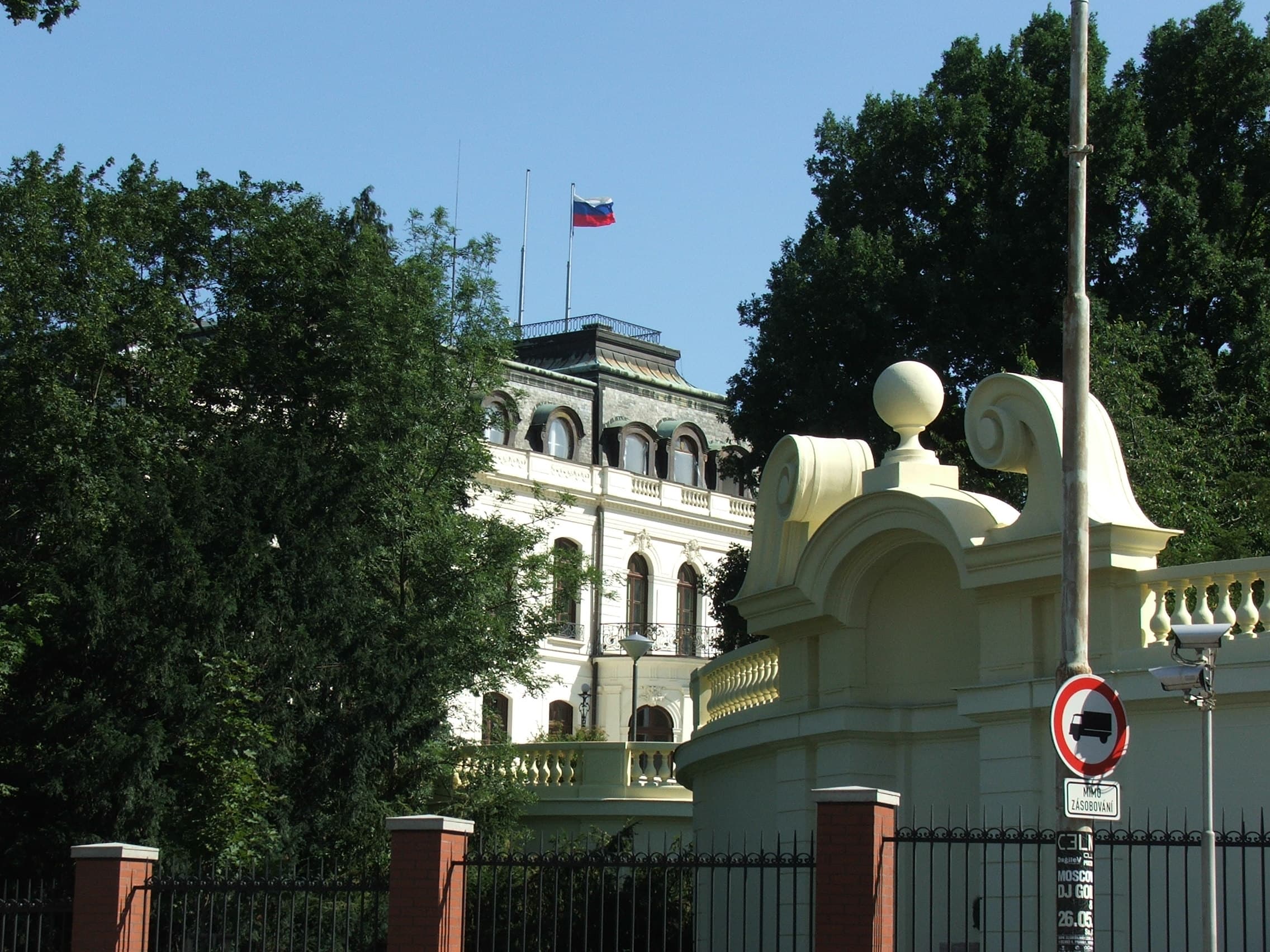 Учителям школы при Посольстве РФ могут разрешить остаться в Чехии
