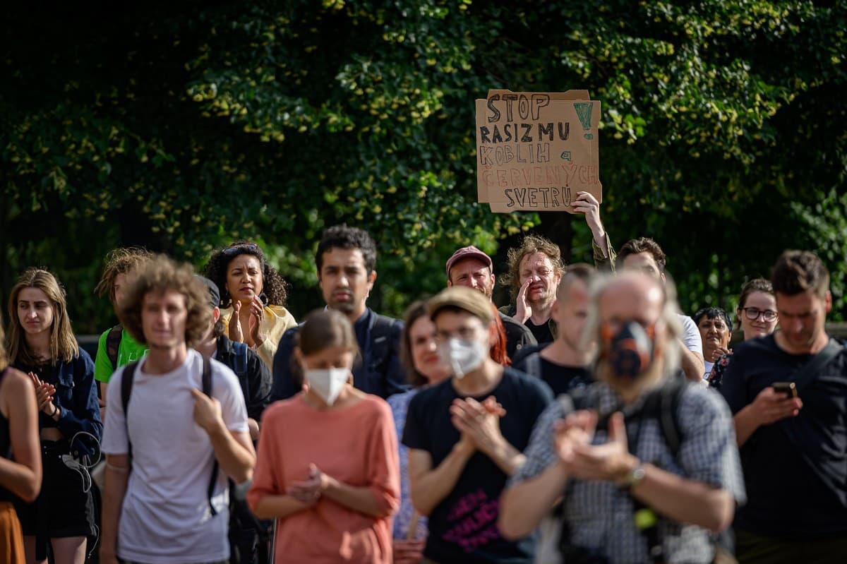 В Праге прошла акция протеста из-за погибшего в Теплице цыгана