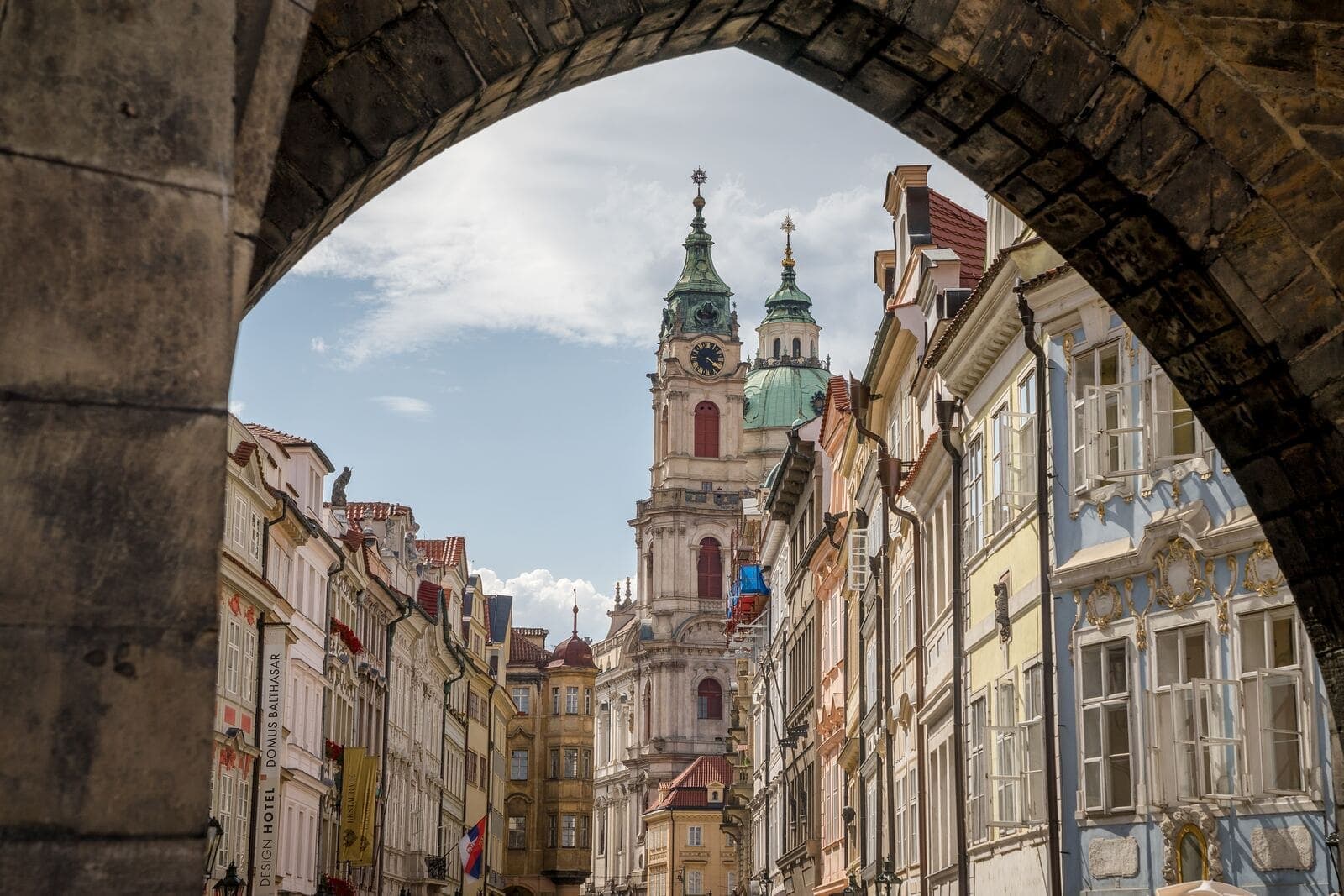 Прага теряет привлекательность для иностранных туристов. Эксперт объяснил причины