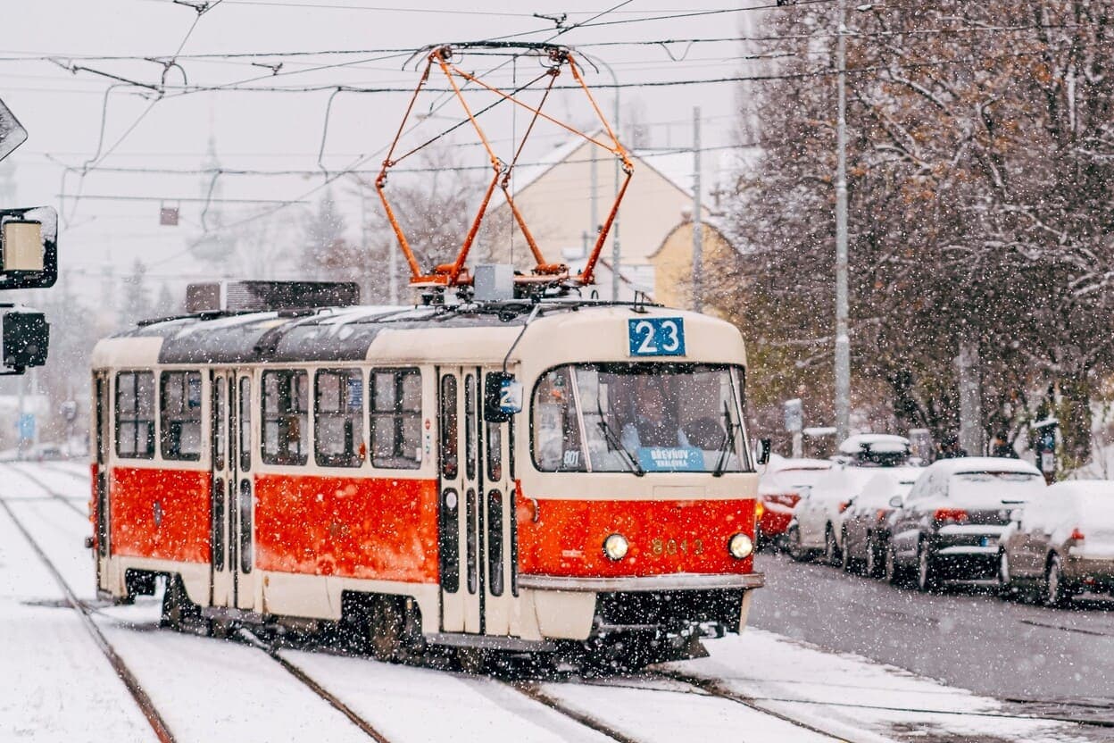 Обзор: в преддверии Рождества общественный транспорт в Праге будет ездить чаще