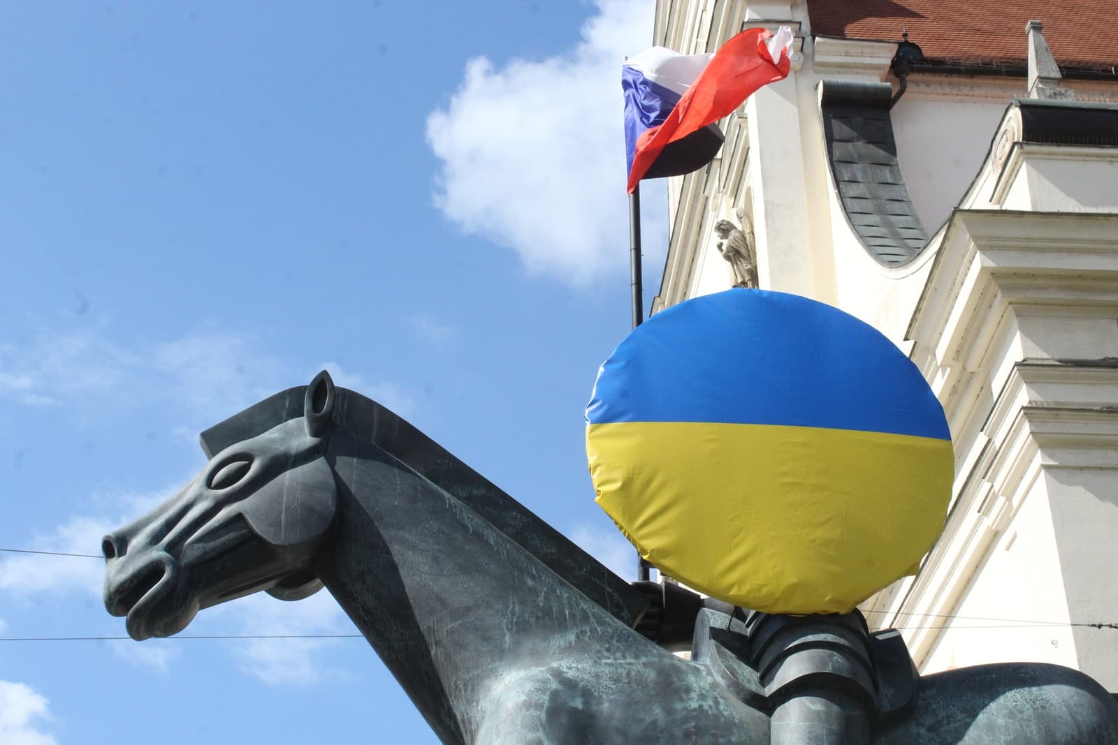 В Брно снова сорвали украинский флаг со статуи Йошта