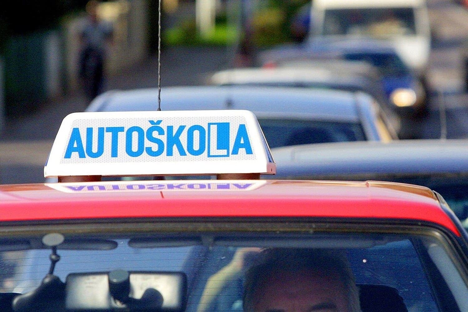 В Чехии полиция задержала пьяного 69-летнего мужчину за рулем автомобиля автошколы