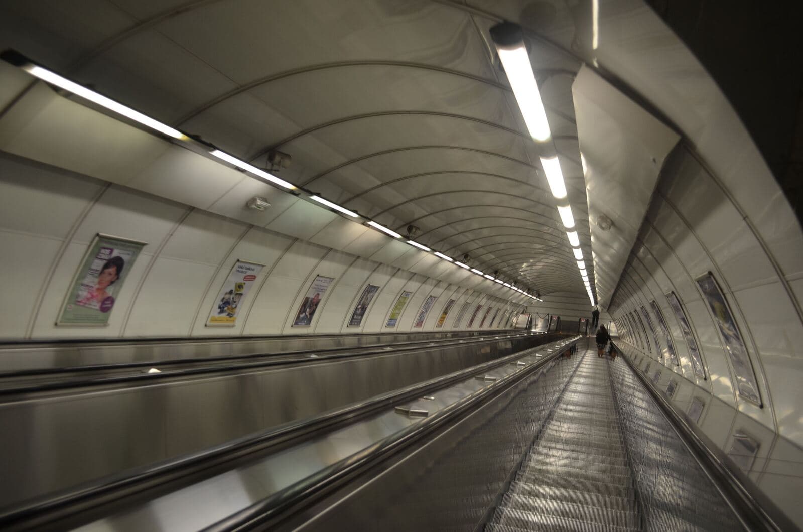 В Праге четверо мужчин без причины остановили эскалатор в метро