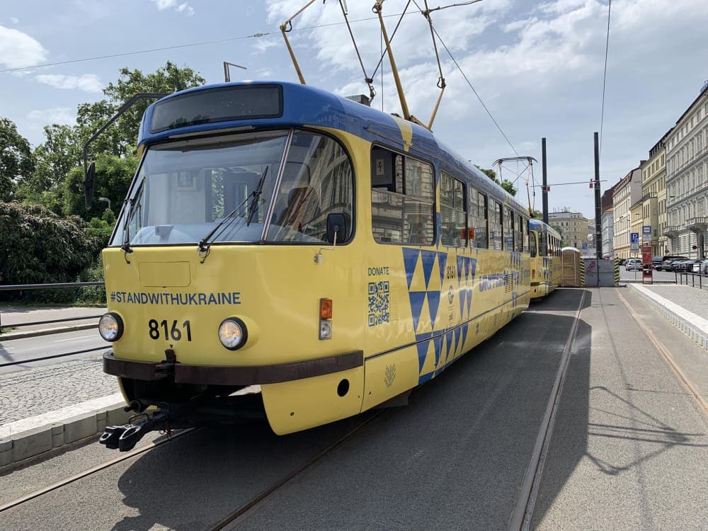 В Праге запустили трамвай, оформленный в цвета национального флага Украины