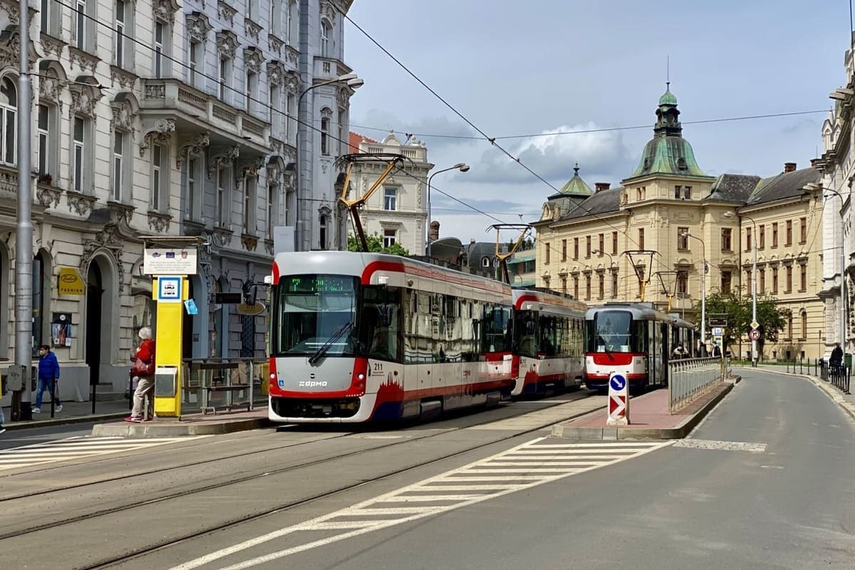В Чехии в дверях трамвая зажало пожилую женщину, что привело к летальному исходу