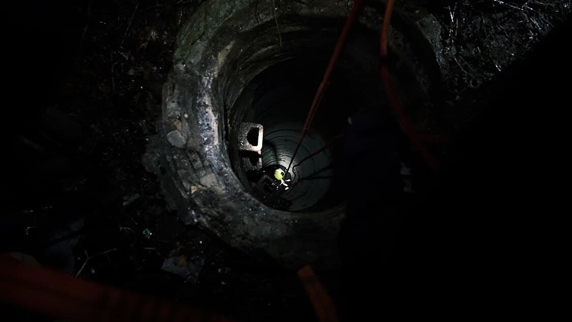 В Праге девушка среди ночи провалилась в 15-метровый канализационный колодец