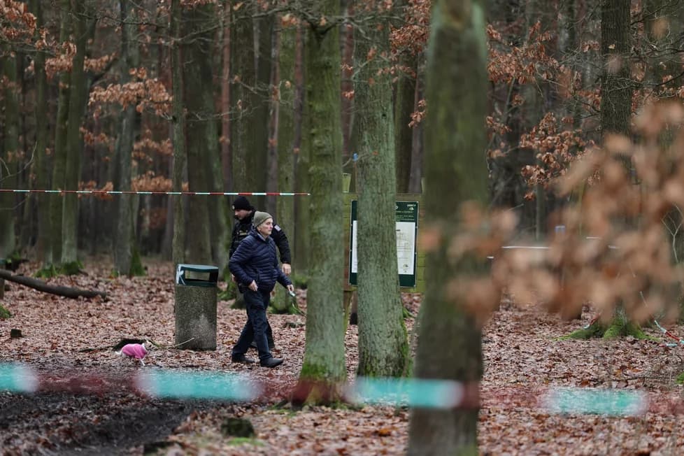 Десятки следователей разыскивают убийцу мужчины и ребенка в Клановицском лесу в Праге