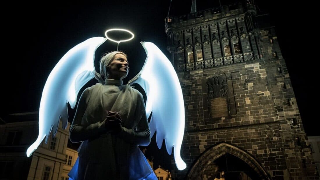 По улицам Праги пройдут шествия ангелов на ходулях