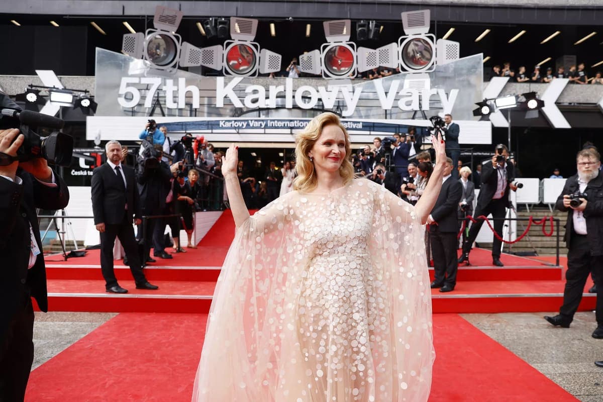 Чешская актриса Анна Гейслерова вышла на красную дорожку в Карловых варах в платье из пива