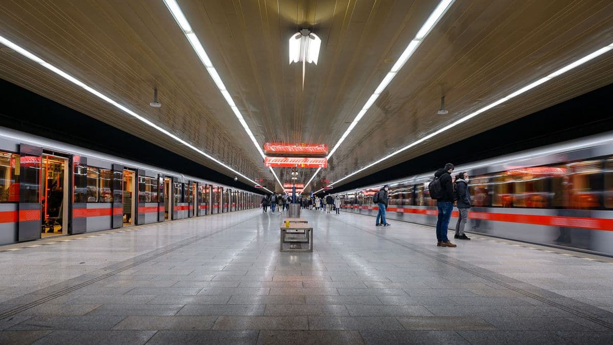 Видео: в Праге неизвестный помешал молодому человеку выбраться с путей на платформу метро