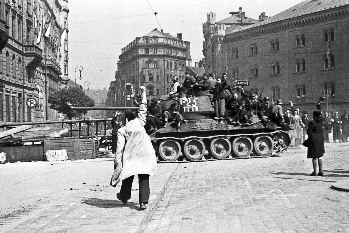 Фото: уникальные снимки Пражского восстания. Места ожесточенных боев или сбитый самолет на улице