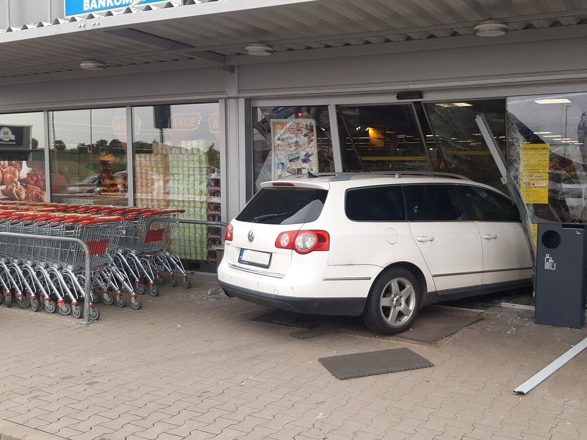 В городке Šestajovice женщина въехала в супермаркет Billa