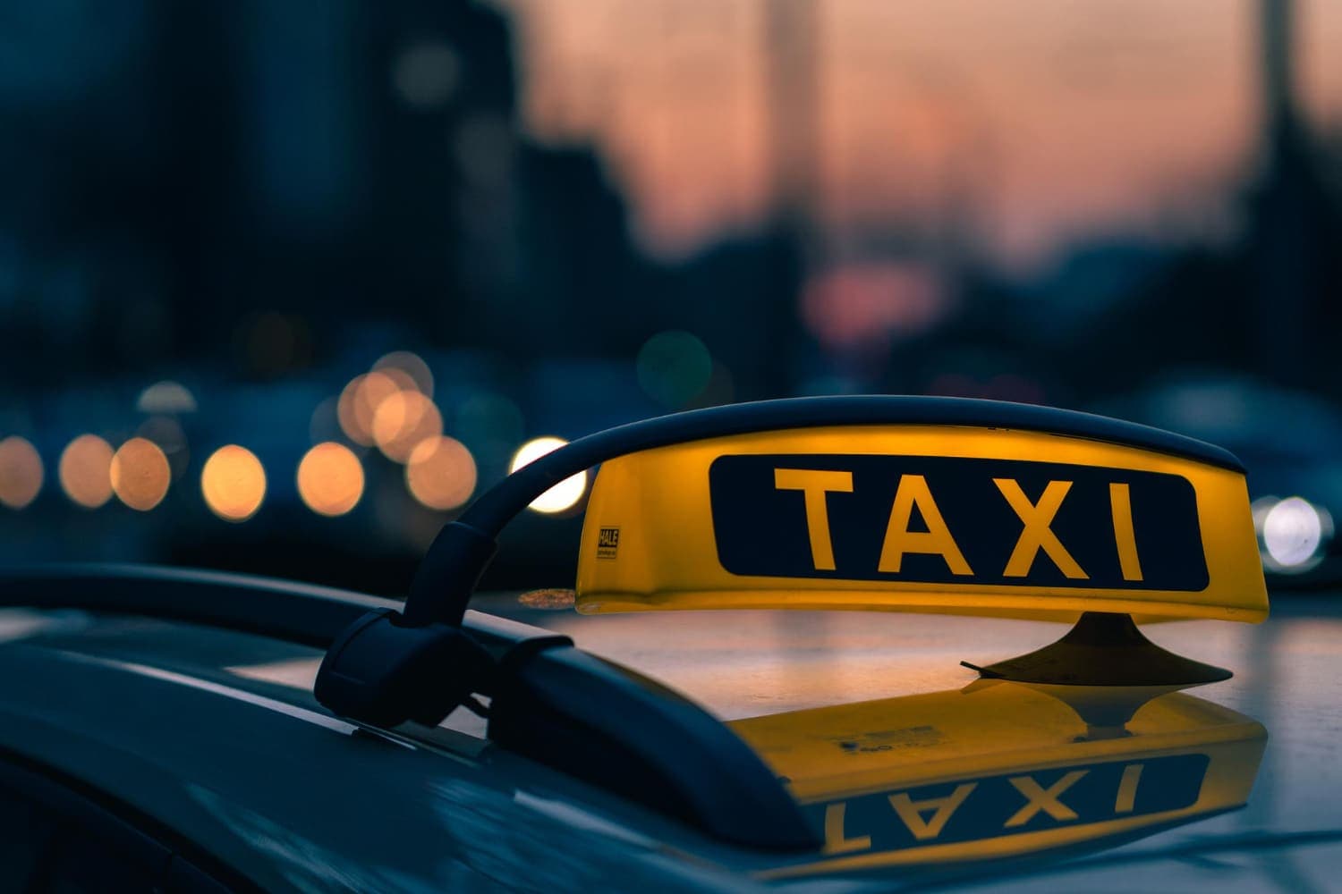 Видео: в пражском аэропорту таксисты устроили драку