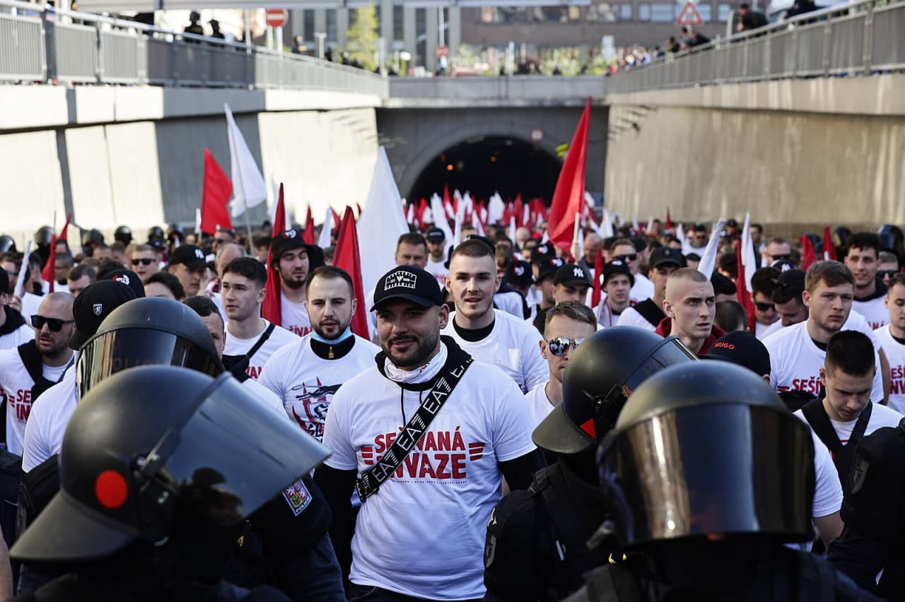 Фото: вчера по Праге пронеслись тысячи фанатов "Славии" перед финалом кубка со "Спартой"