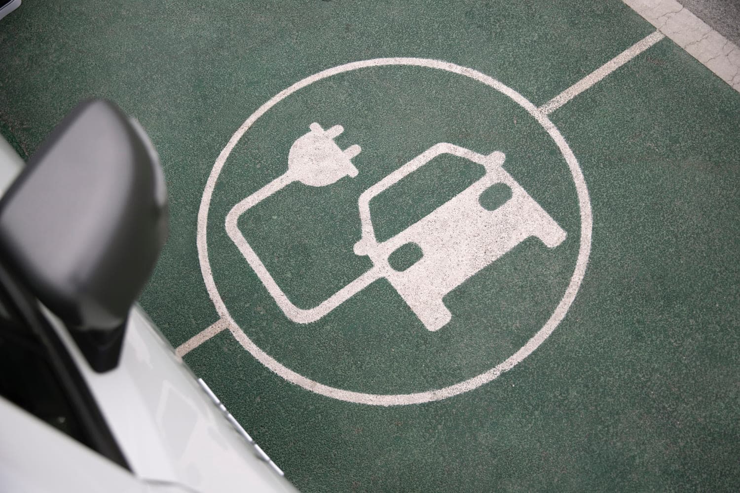 Электромобили смогут бесплатно парковаться в Праге только до конца текущего года