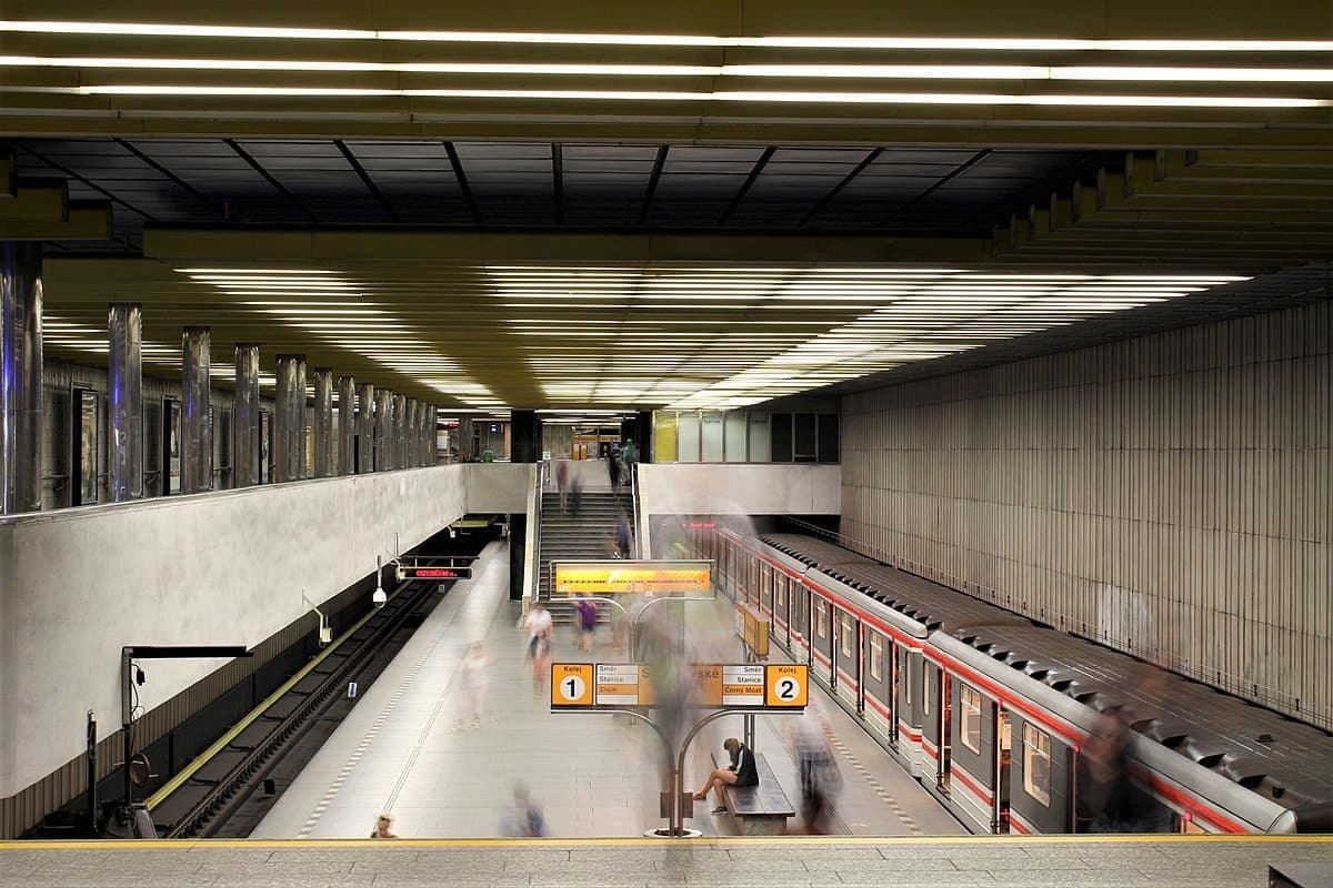 Видео: мужчина столкнул женщину на рельсы в пражском метро