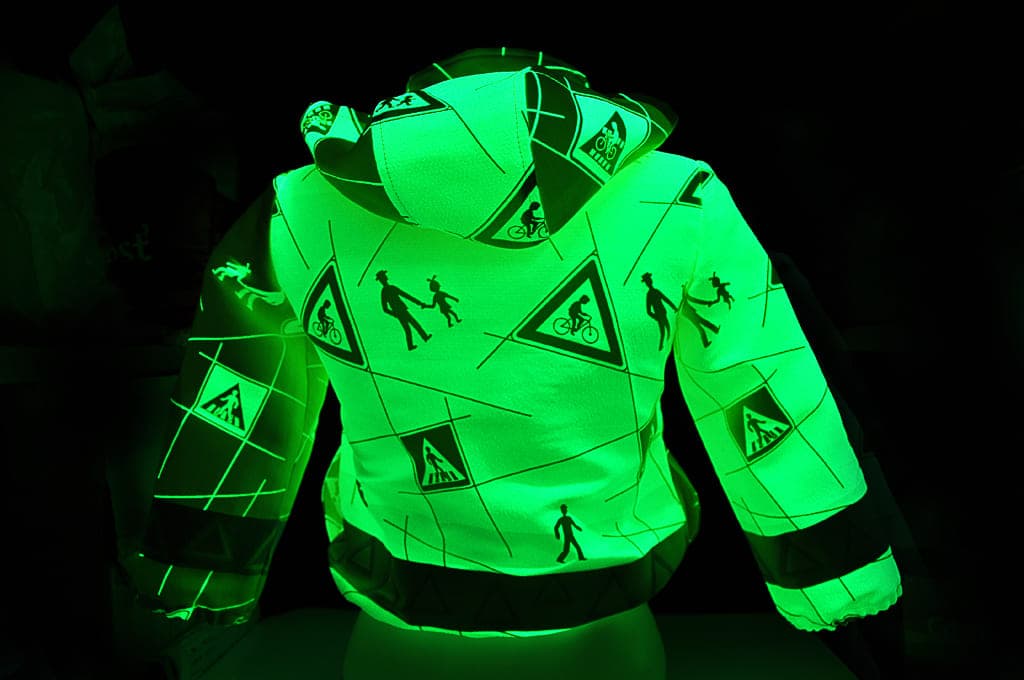 Куртка, которую невозможно не увидеть: в Либерце разработали люминесцентную ткань