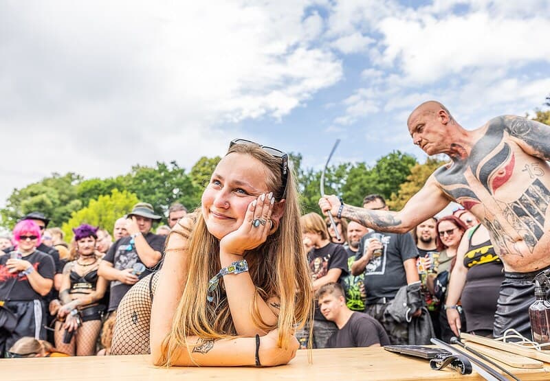 Фото: на чешском музыкальном фестивале прошел конкурс шлепков по попе (и до крови)