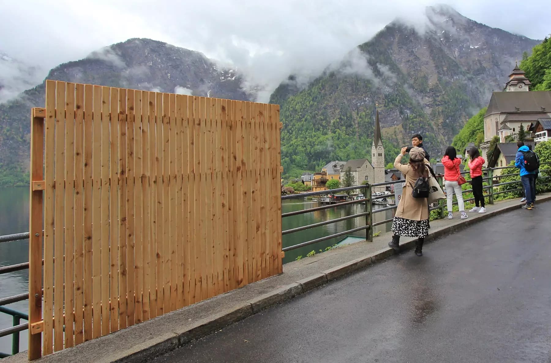 В австрийском городке Халльштатт установили заграждение, чтобы посетители не делали так много селфи
