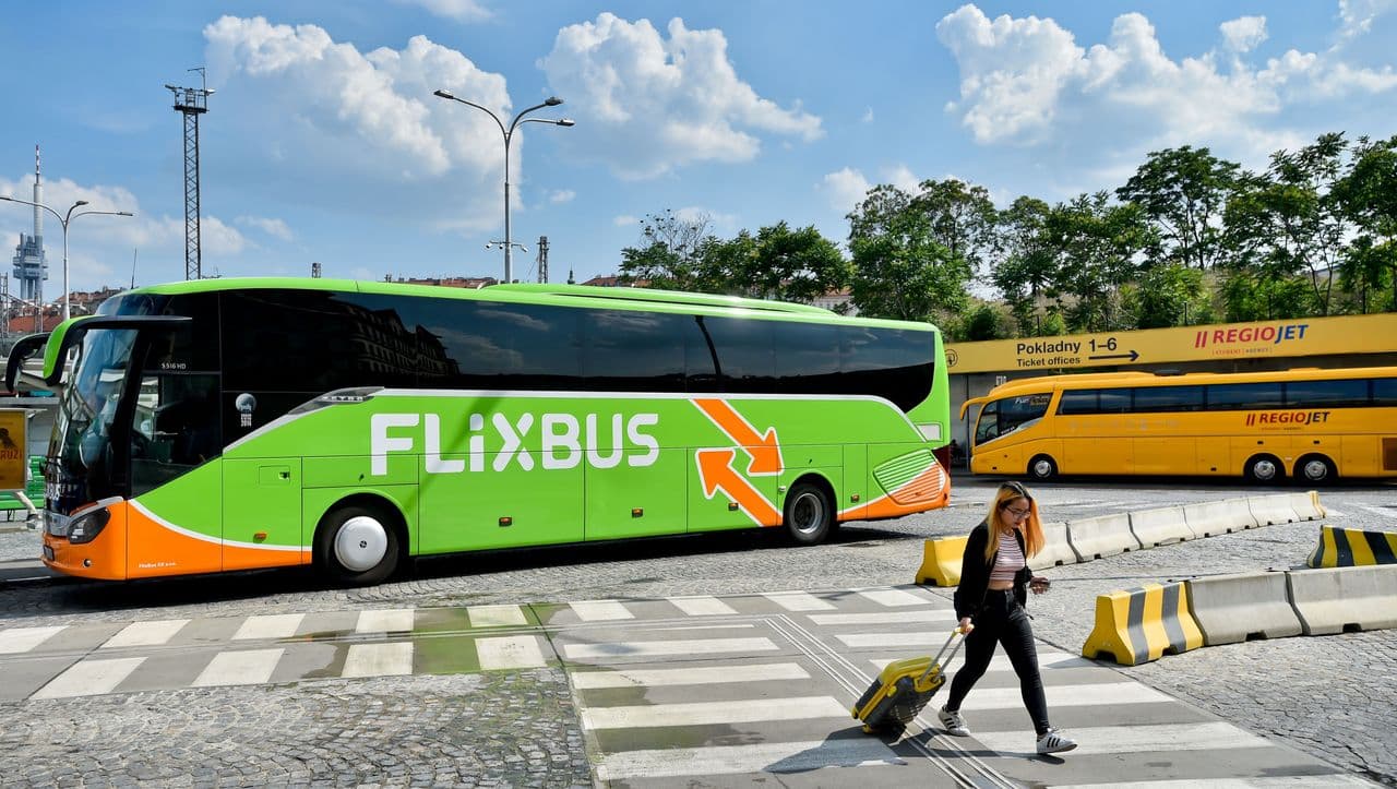 Жители Чехии все чаще предпочитают путешествовать по Европе на автобусе