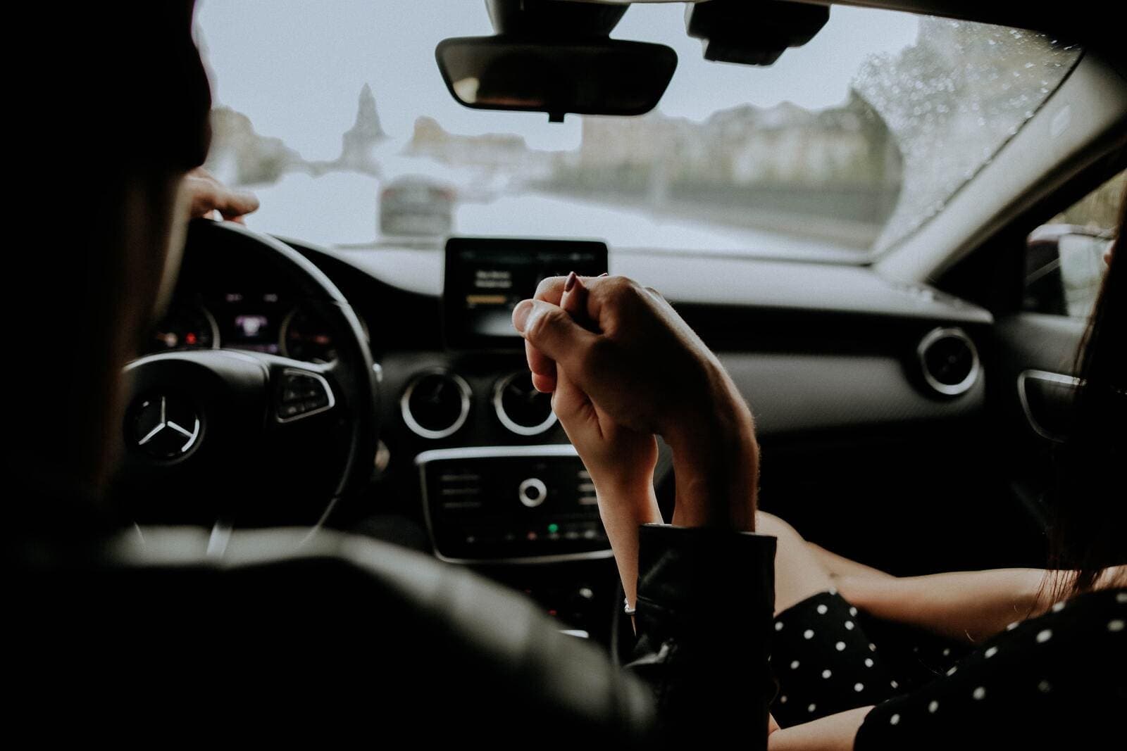 В Чехии женщина сексуально удовлетворяла водителя во время движения автомобиля