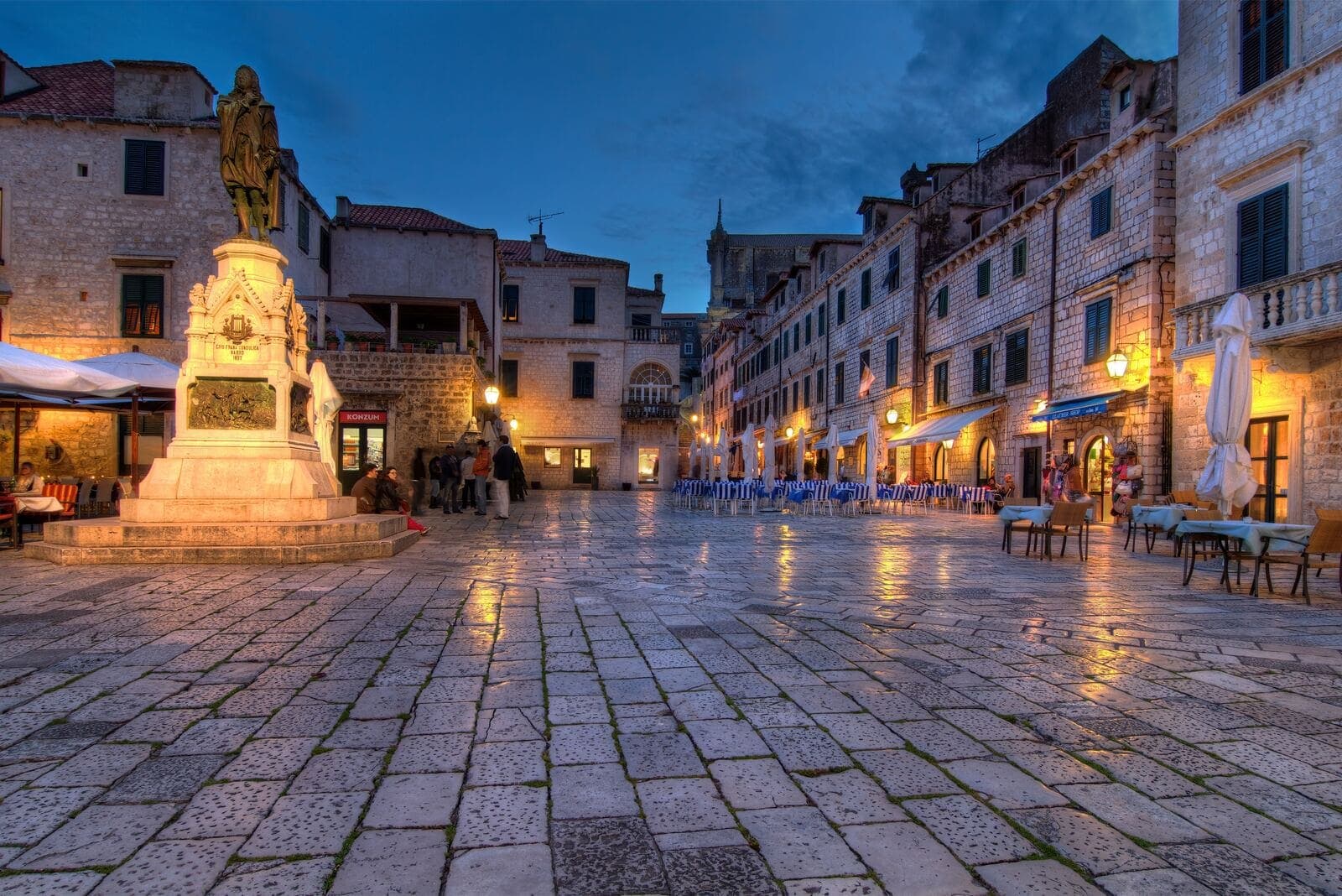 Популярный среди жителей Чехии хорватский Дубровник запретил туристам катить чемоданы на колесиках по центру города