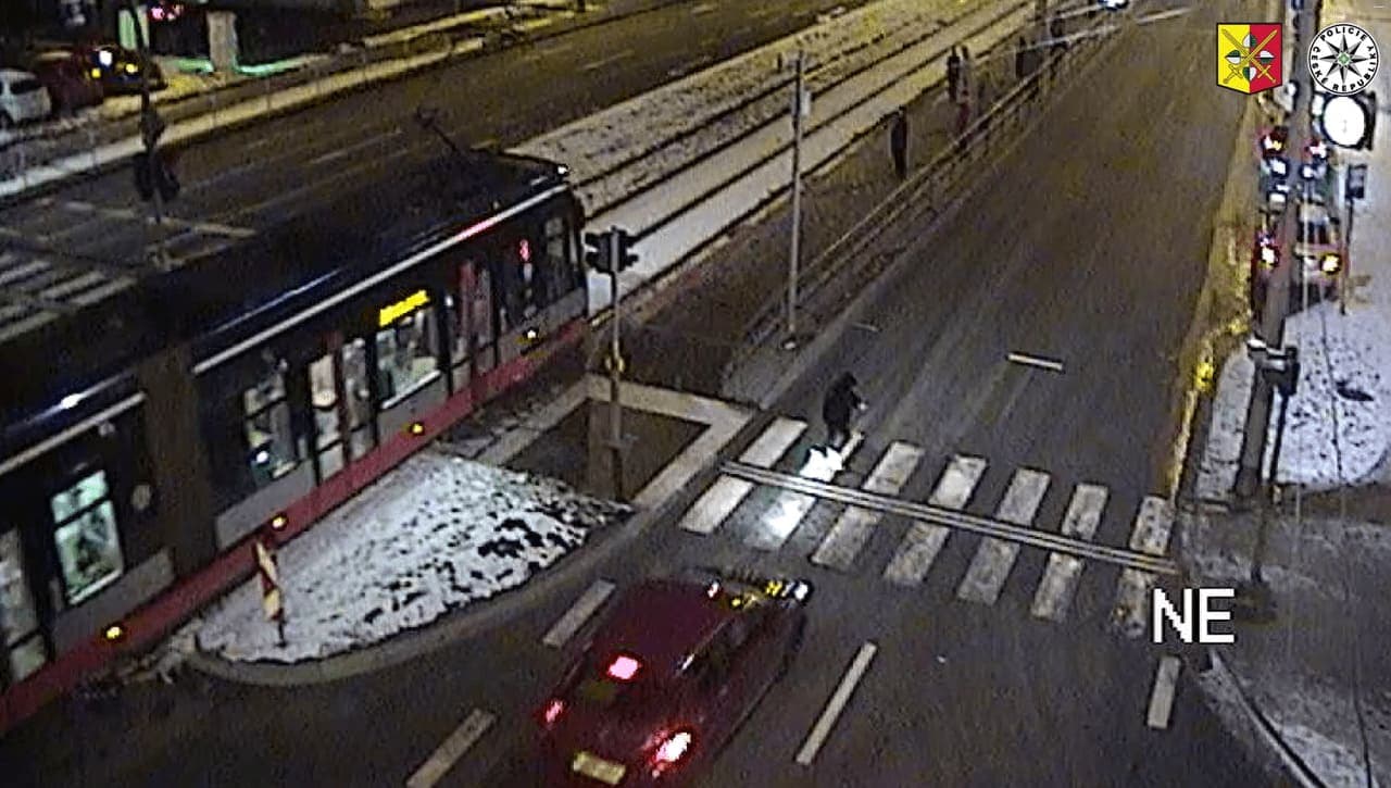 Видео: в Праге полиция ищет свидетелей серьезного дорожно-транспортного происшествия