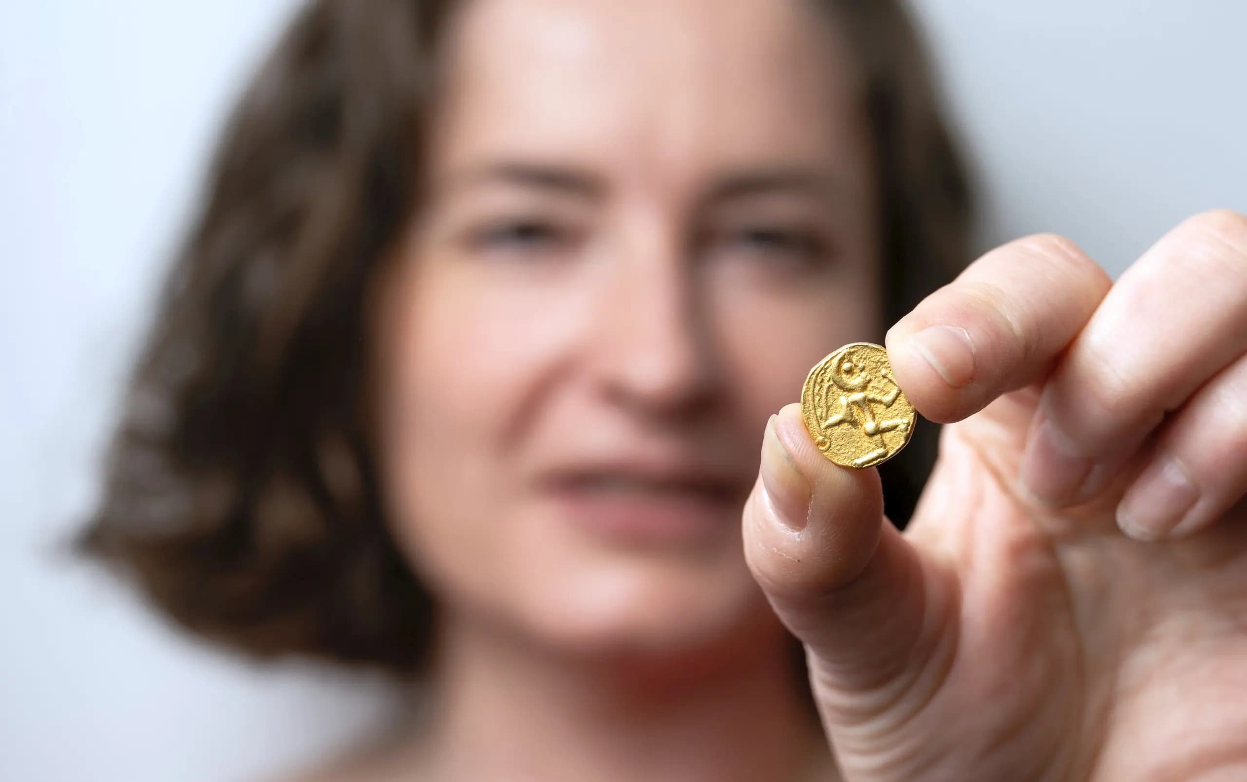 В Чехии мужчина с металлоискателем нашел золотые монеты возрастом более 2 000 лет